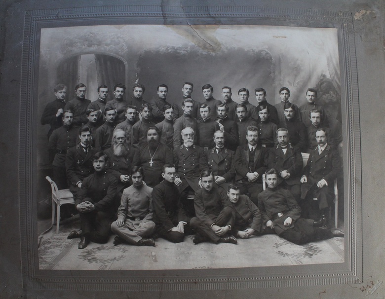 Москвичка передала в музей фото томской гимназии ХХ века, найденное на свалке