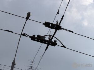 Оборвавшимся троллейбусным проводом ранило двух пешеходов