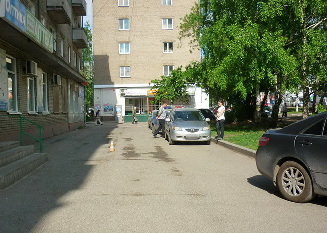 Водитель Toyota наехал на пенсионерку во дворе дома в Томске