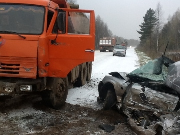 Водитель и пассажир Subaru погибли, столкнувшись с КамАЗом на трассе за городом