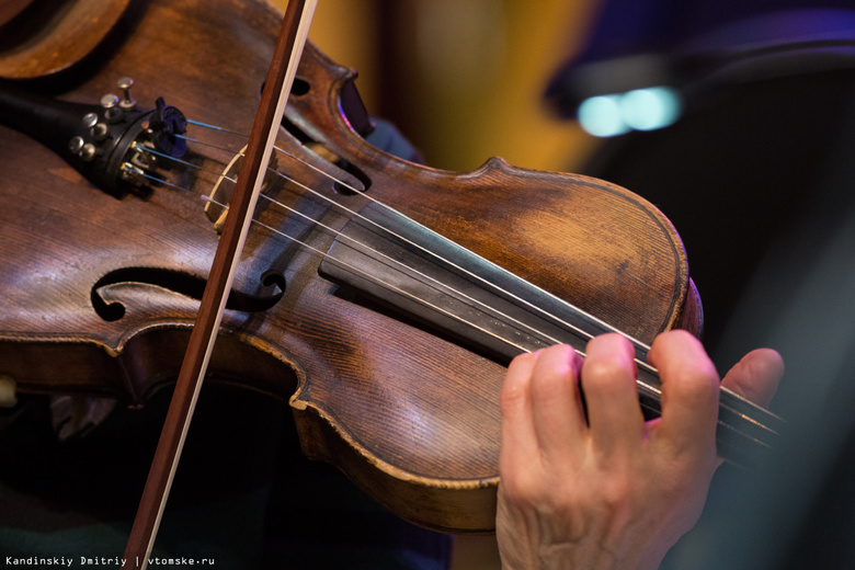 Ответы prachka-mira.ru: Что за скрипач, которому дирижер пожимает руку перед выступление оркестра?
