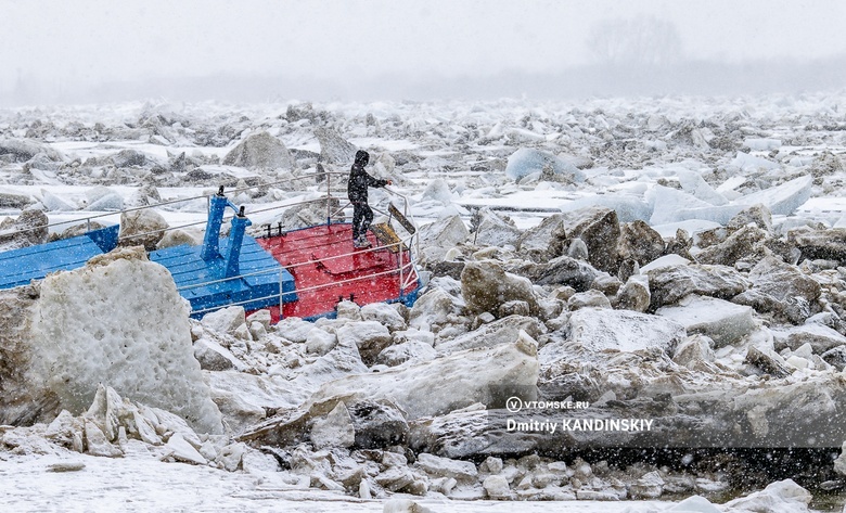 Лед стоит, снег идет: Томск шестой день борется с заторами на реке