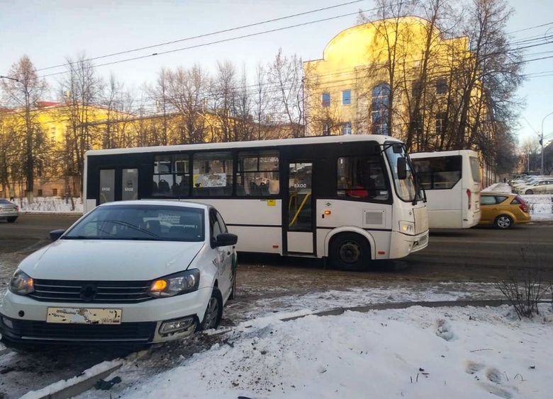 Водитель такси попал в больницу после ДТП с маршруткой в Томске