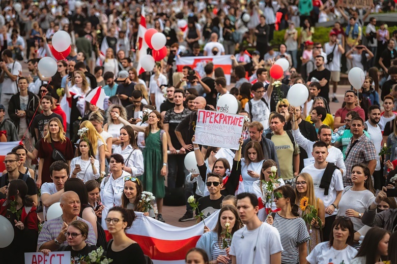 Массовые задержания, митинг за Лукашенко и акции медиков. Протесты в Белоруссии, день 19