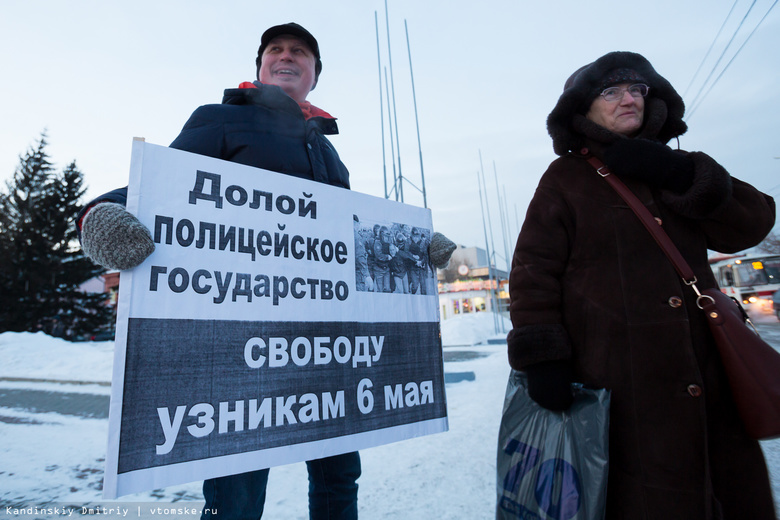 Участник одиночных пикетов Леонид Рыбаков все еще находится в РОВД