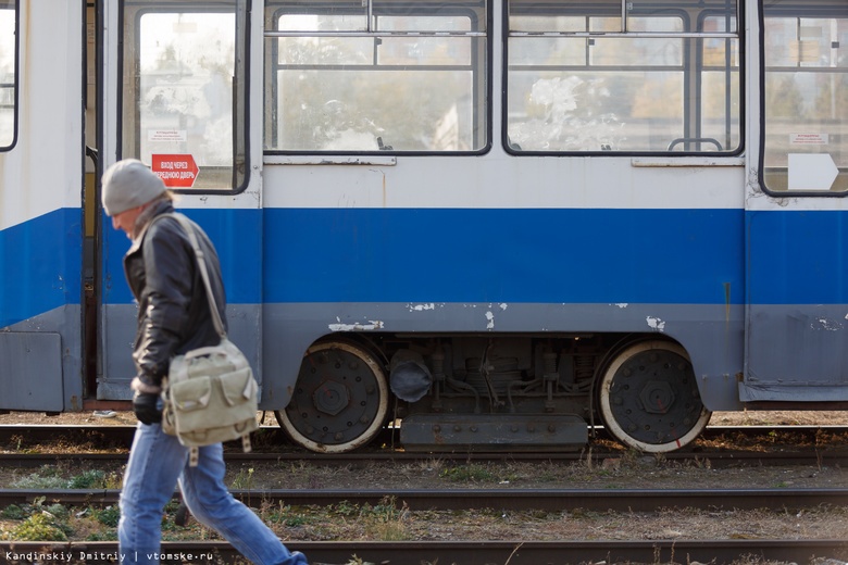 Трамвай и легковой автомобиль столкнулись в Томске
