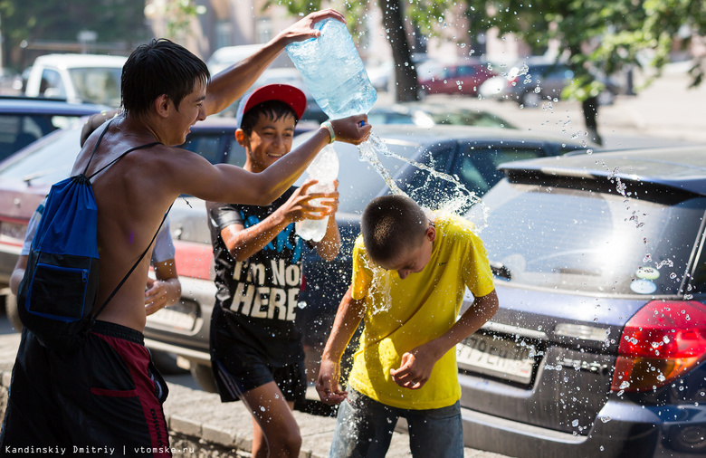 Пить больше воды, не есть мясо и исключить спорт: медики Томска о том, как пережить жару