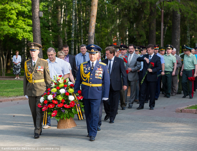 Мэр принял участие в возложении цветов к мемориалу в Лагерном саду (фото)