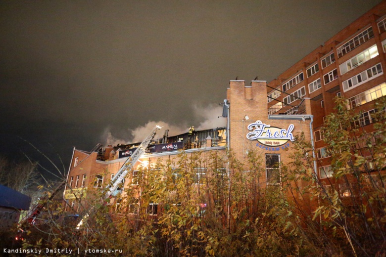 Пожар вспыхнул в здании на Каштаке в Томске, где находятся стриптиз-клуб и кальянная
