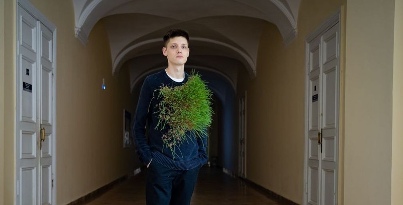 «Человек един с природой»: томич создал одежду, из которой растет трава