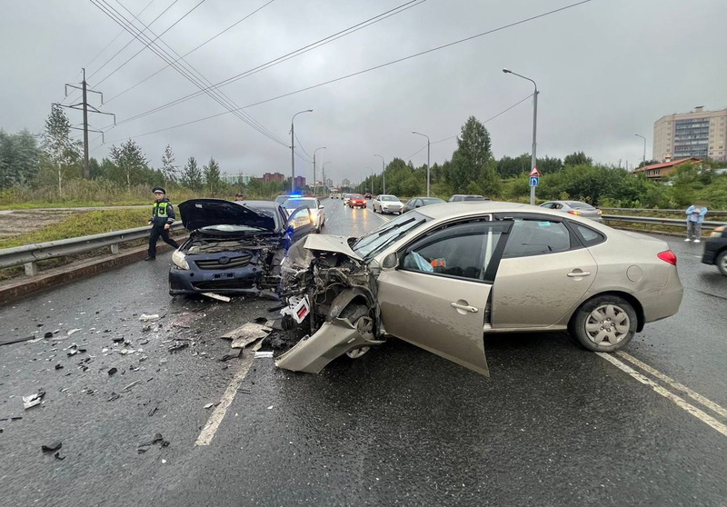 Водители пострадали после столкновения двух авто на ул.Клюева в Томске