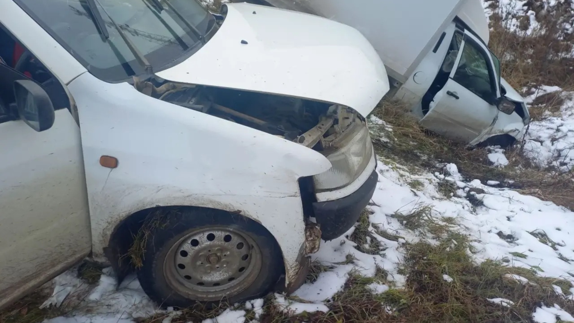 Два пассажира получили травмы при столкновении Toyota и Lada в Томской области