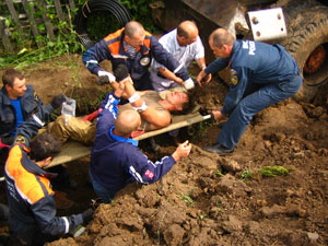 В Богашево рабочего засыпало грунтом в траншее