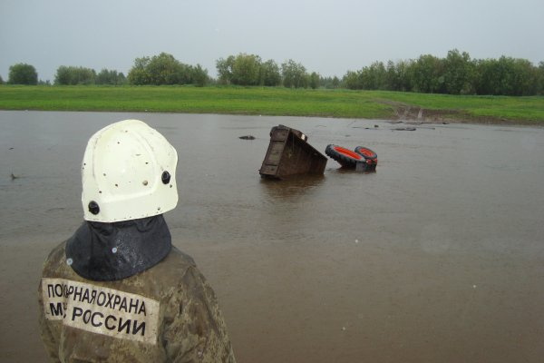 Пострадавшим в результате падения трактора в реку в Стрежевом оказался полицейский