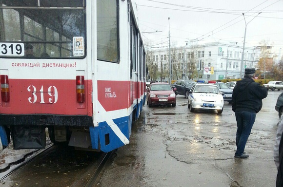 Движение трамваев в центре Томска парализовал припаркованный у рельсов автомобиль (фото)