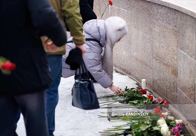Томичи несут цветы к стихийному мемориалу в память о жертвах теракта в «Крокус Сити Холле»