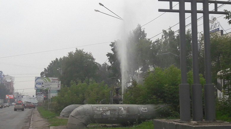 В «ТомскРТС» объяснили появление «фонтана» на Комсомольском