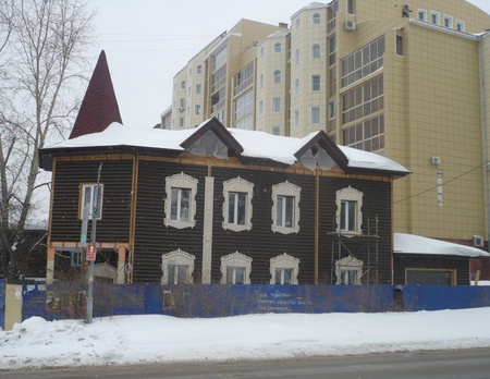 Директора автомойки оштрафовали за незаконную пристройку второго этажа (фото)