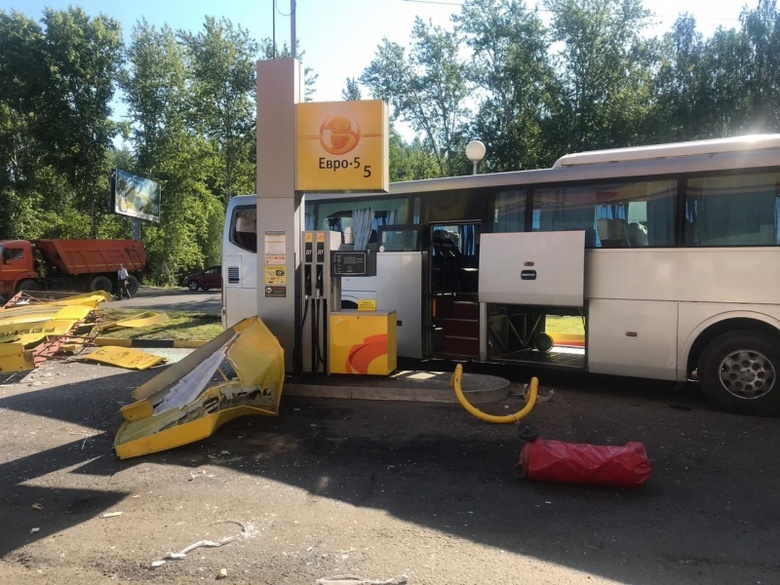 Автобус с пассажирами врезался в заправку в Томске, уворачиваясь от КамАЗа