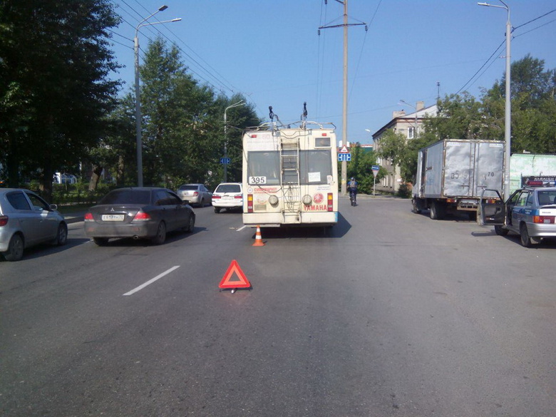 Пенсионерка пострадала, упав в резко затормозившем троллейбусе в Томске
