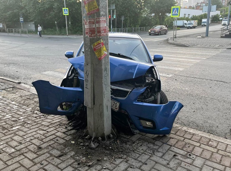 Пьяный водитель Kia врезался в столб в Томске, два человека пострадали