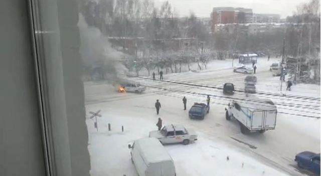 На улице Мичурина пострадал от огня автомобиль такси (видео)