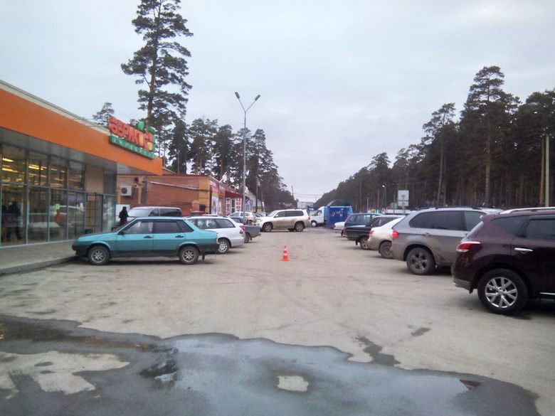 BMW Х5 сбил томича на парковке у магазина в Тимирязево