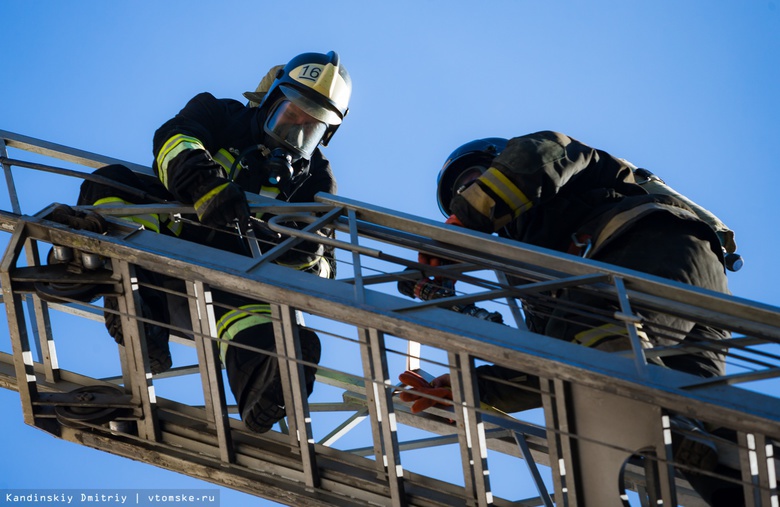Пожарные по лестнице спасли 10 человек из горящего дома в Асино