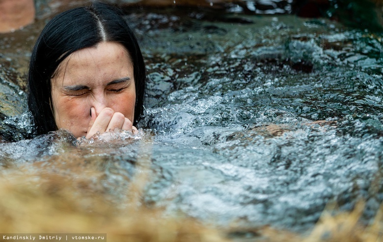 Массовые крещенские купания прошли на томском озере, несмотря на ограничения