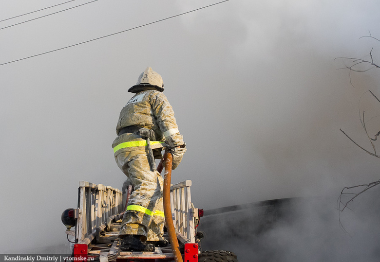 Пожарные эвакуировали 24 томичей из горящего деревянного дома