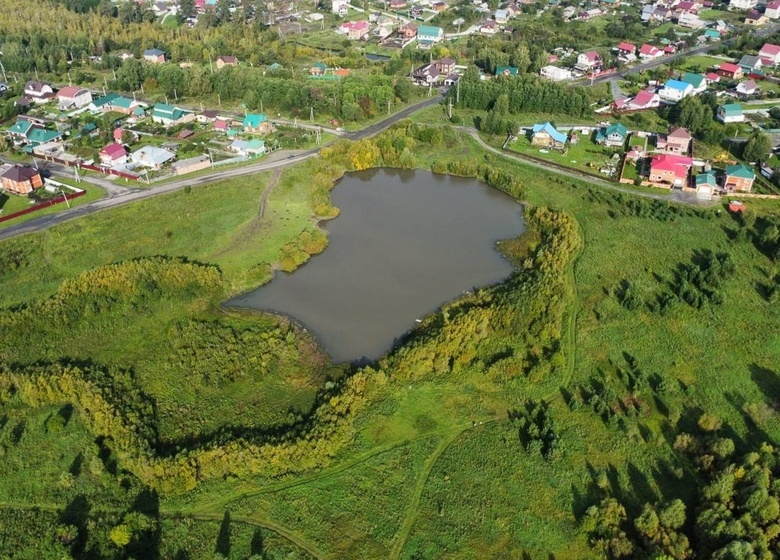 Водоем на участке между улицами Тургенева и Демьяна Бедного