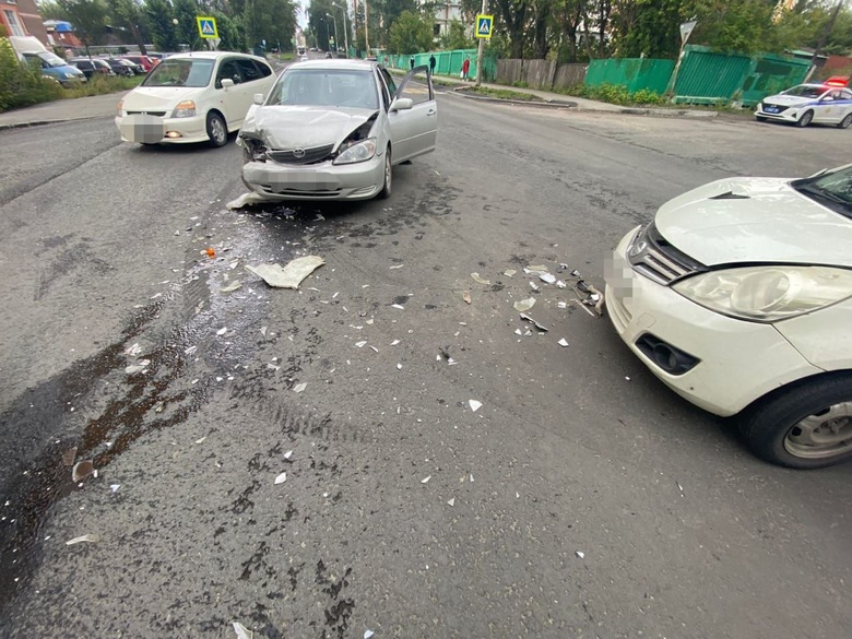 Ребенок попал в больницу после столкновения двух авто на перекрестке в Томске