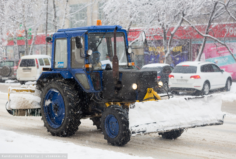 Водителей просят не парковаться на 12 улицах Томска на время ночной уборки снега