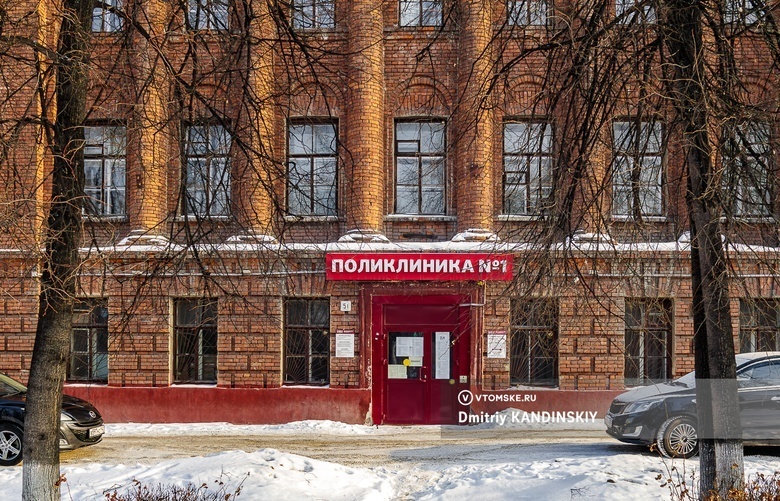 Рабочий упал со второго этажа при ремонте здания поликлиники в Томске