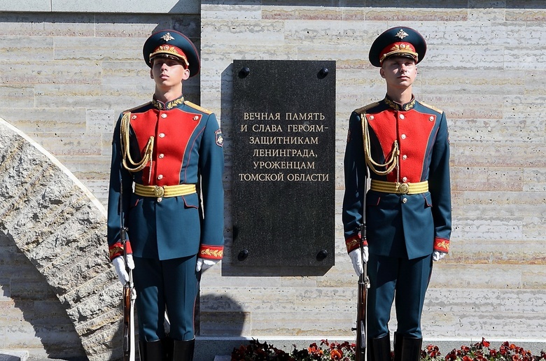 Жвачкин открыл в Петербурге памятную плиту томичам, защищавшим блокадный Ленинград