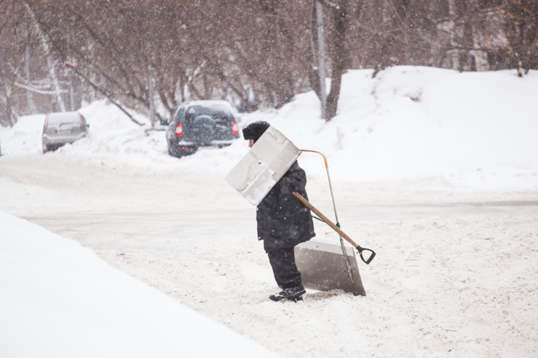 Вывоз снега с улиц третьей категории не включен в контракт «САХа»