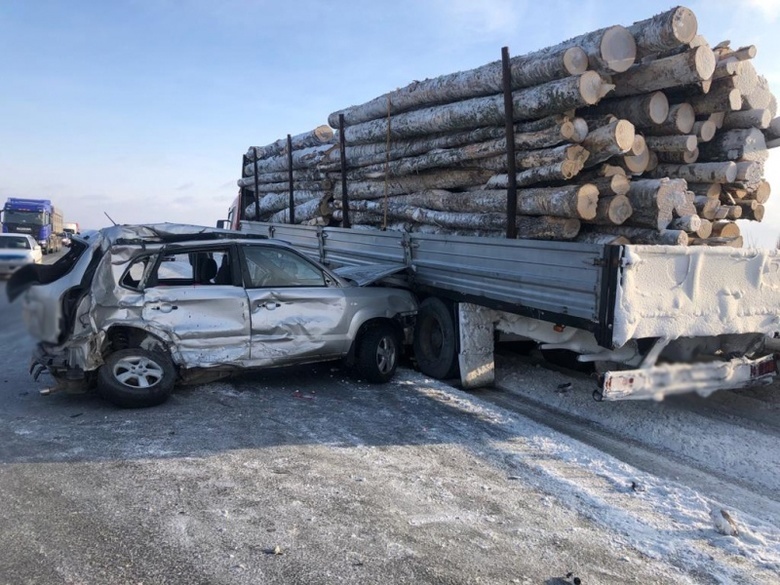 Двое попали в больницу после столкновения Hyundai с Toyota и лесовозом вблизи Томска