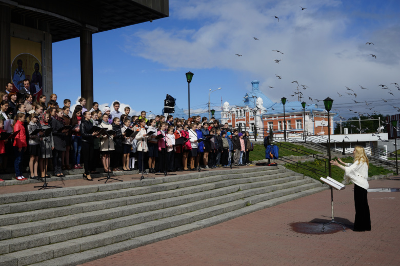 Более 200 томичей спели хором у драмтеатра в рамках всероссийской акции (фото)
