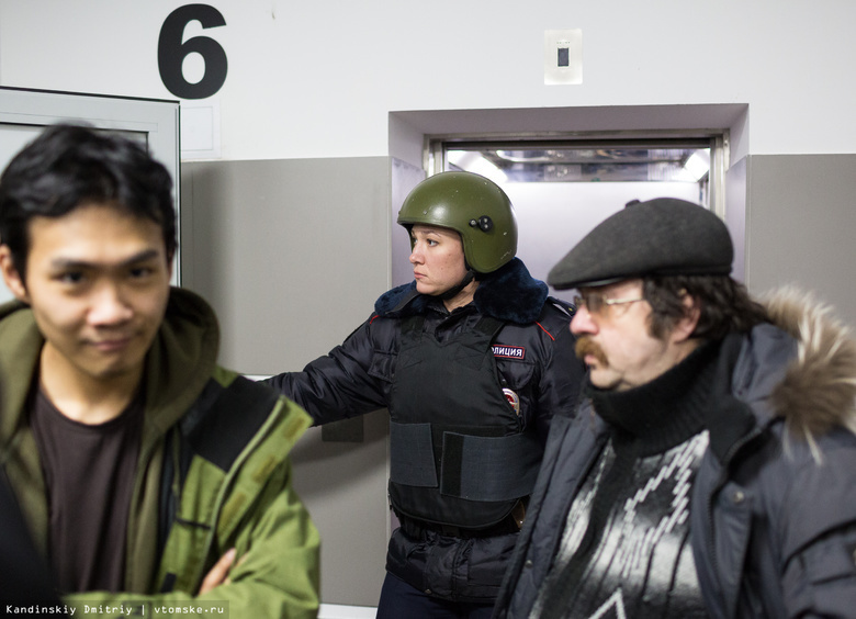 Полиция пока не комментирует сообщение о бомбе в здании Томска, где заседал штаб Навального