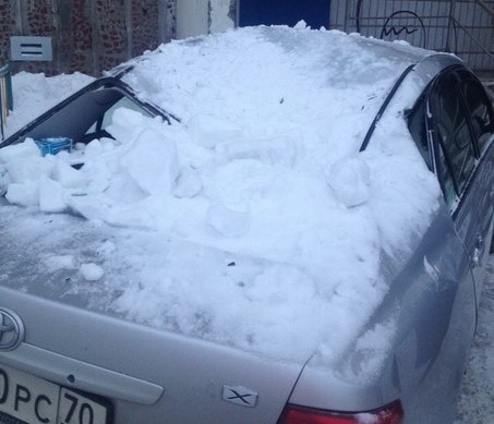 За сутки в полицию поступило больше 15 обращений о сходе снега на автомобили
