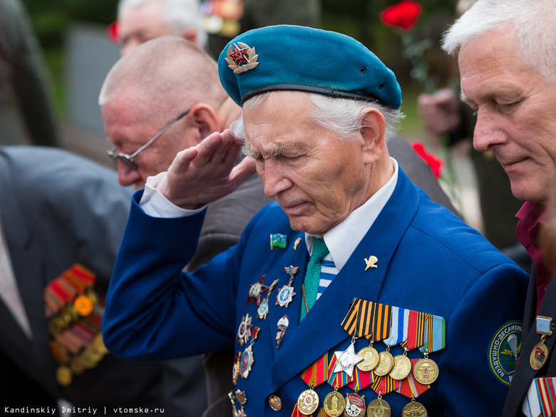 Ветераны возложили цветы к мемориалу в Лагерном саду в честь Дня российской гвардии (фото)