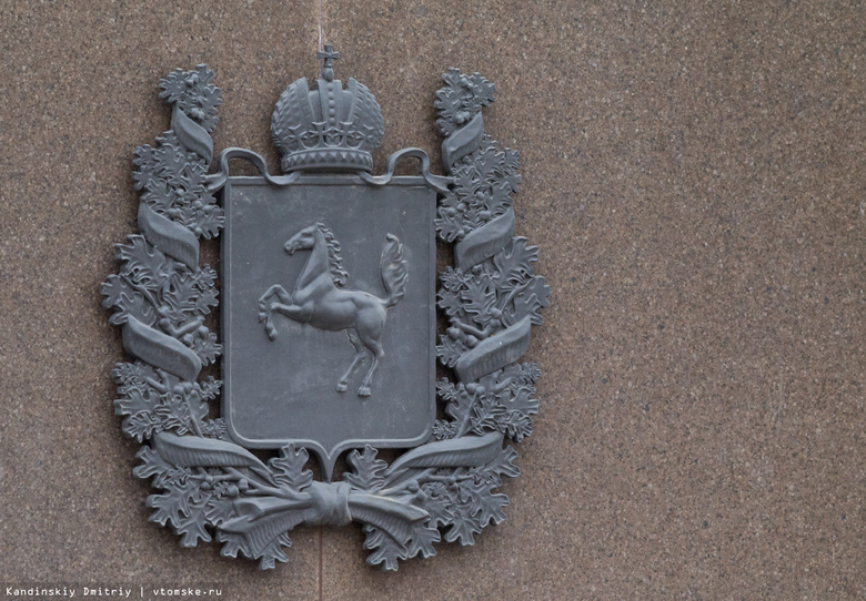На подпорной стенке у томского Главпочтамта закончили установку решеток и гербов области