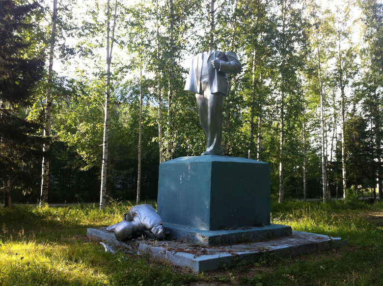 В регионе повредили еще один памятник Ленину, пытаясь сделать селфи