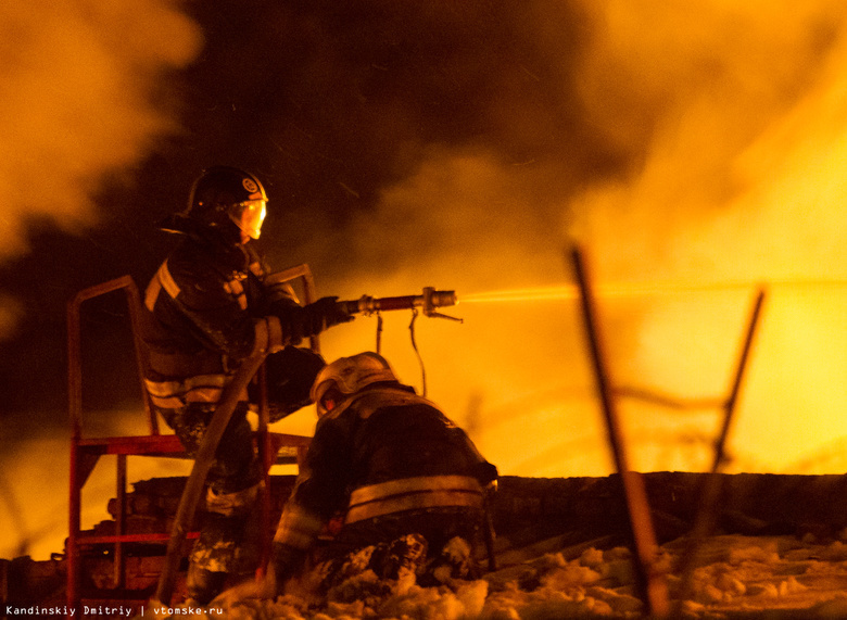 СК начал проверку после крупного пожара в производственном здании Томска