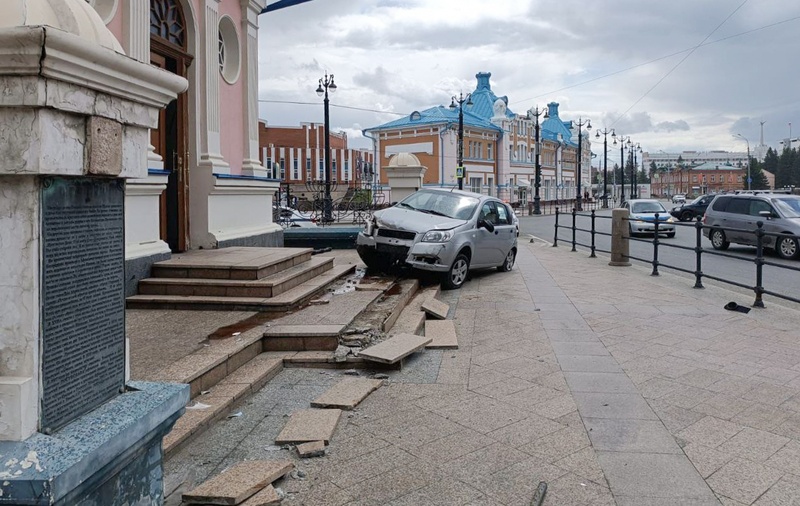 Машина едва не врезалась в часовню на пл.Ленина в Томске