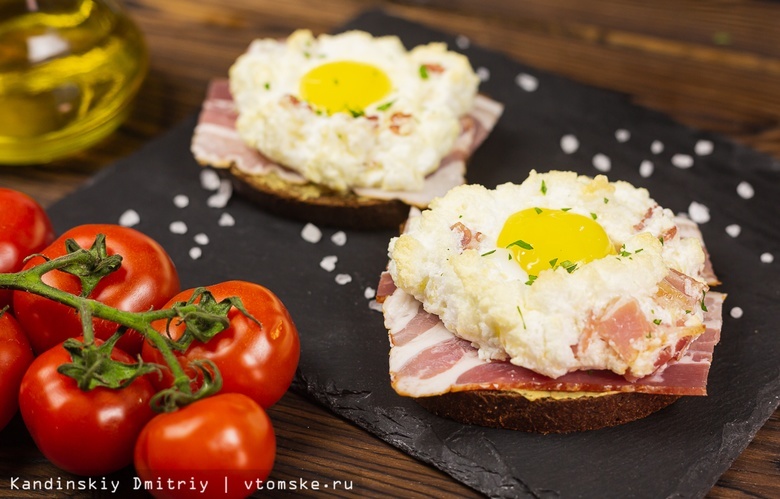 Готовить просто: яйца в облаках с беконом и сыром