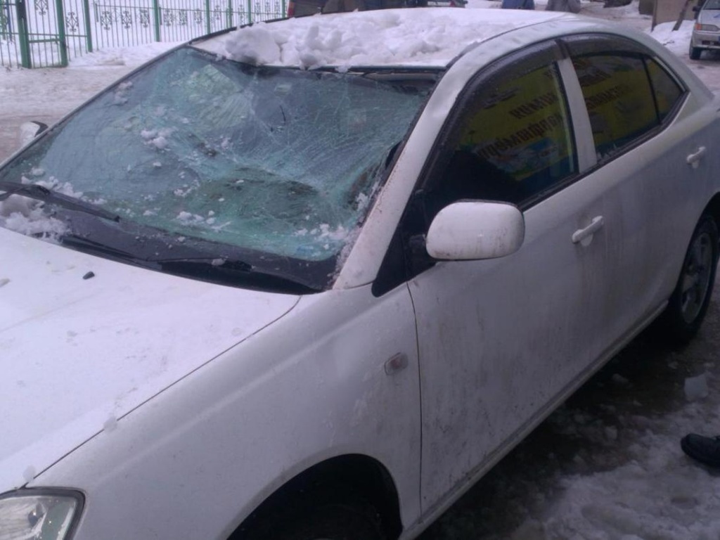 Водитель пострадал в результате схода снега на автомобиль