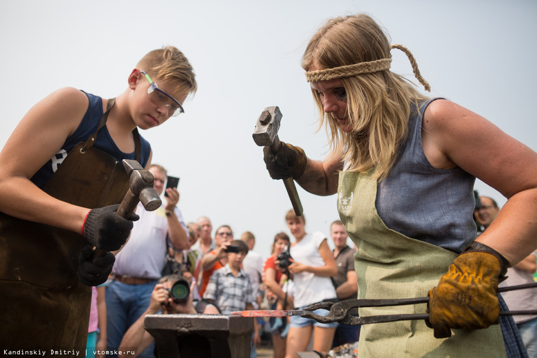 Единственная в Сибири женщина-кузнец научила томичей ковать металл на фестивале в Семилужках