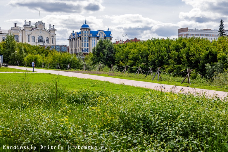«Строили, строили, но не достроили»: забор начали убирать с набережной Ушайки в Томске