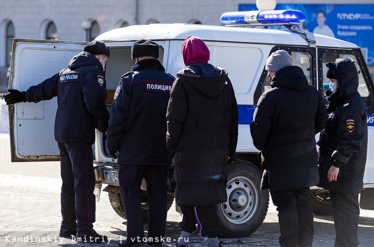 Реальное время томск. Милиция или полиция. Полиция проверяет документы.